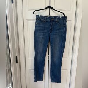 J. Crew 9" Vintage Slim Straight Jean in Blue. Size 29
